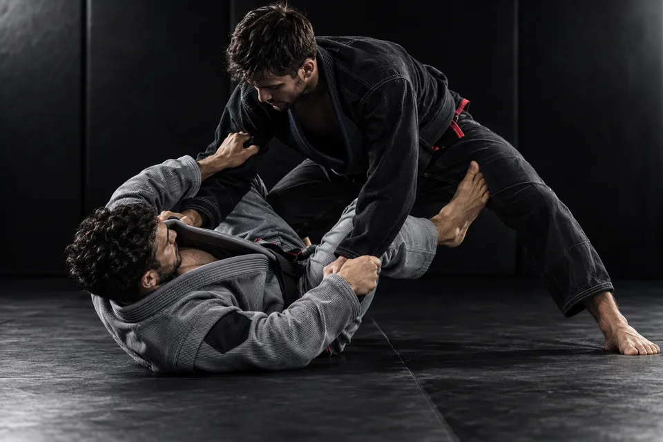 Imagem ilustrativa de treino técnico de Jiu-Jitsu com kimono.